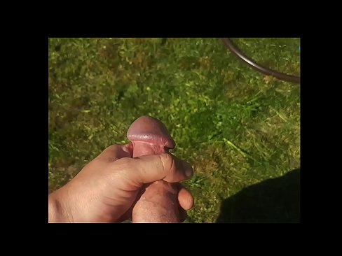 ❤️ Keçika germ di bexçeyek havînê de pisîka xwe ya pembe diqelişe û bi şuştinê dixe. ❤️ Vîdyoya porno li porno ku.killvs.top ❌❤