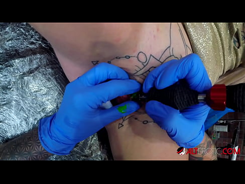 ❤️ Keçika pir tattookirî Sully Savage tattooek li ser klîtorê xwe kir. ❤️ Vîdyoya porno li porno ku.killvs.top ❌❤